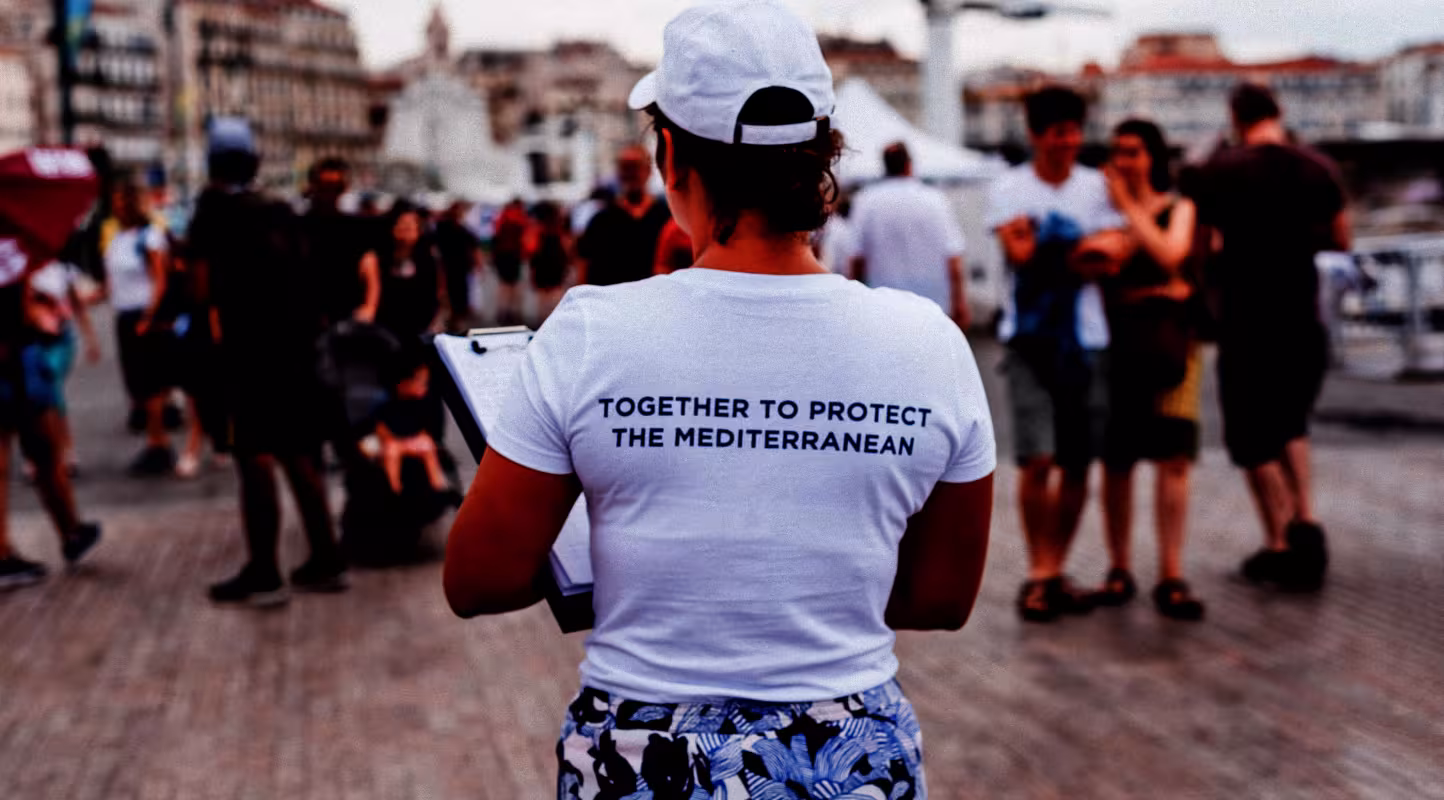 Femme de dos avec t-shirt "Together to protect the Mediterranean"