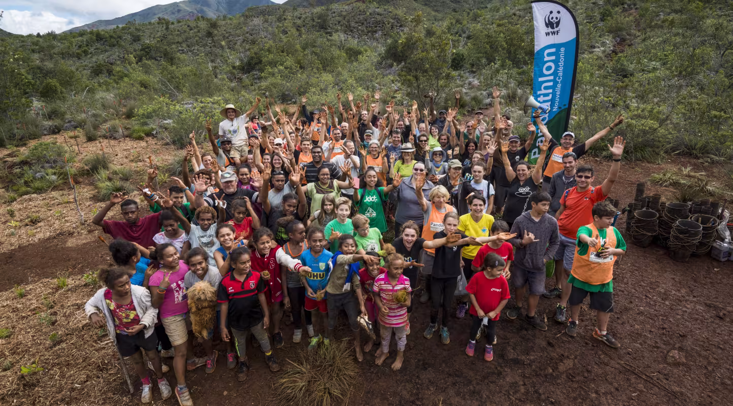 Groupe de personnes dans une forêt posant devant la caméra