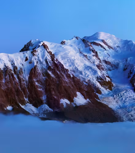 La chaîne de montagne enneigé des Alpes